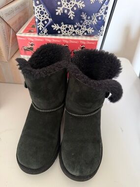 UGG Kids Black Suede Shearling-Lined Pull-On Boots
